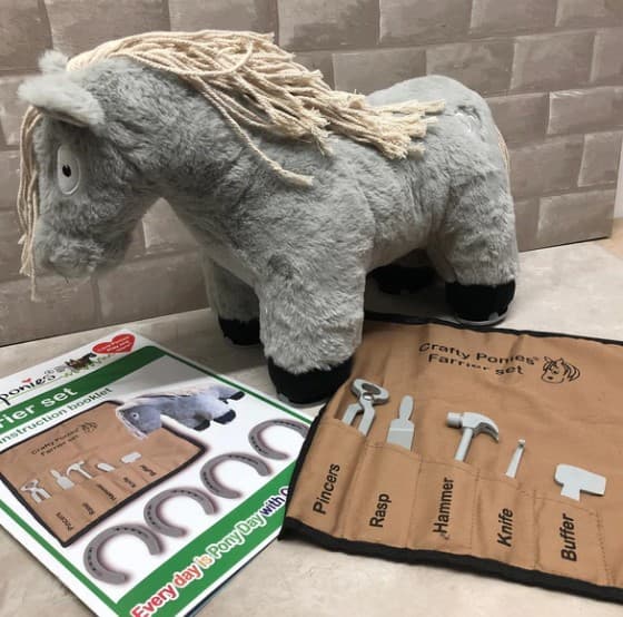 CRAFTY PONIES HOEFSMID SET + 4 HOEFIJZERS